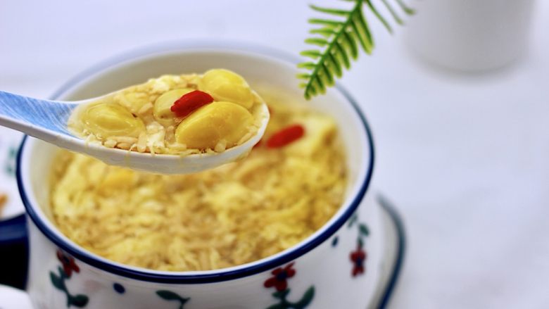银杏冰糖酒酿鸡蛋羹,吃上一口,超级满足,健康养生又营养丰富,寒冷的天气里吃上一碗,一天都是暖暖的。