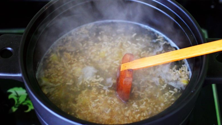 银杏冰糖酒酿鸡蛋羹,大火煮沸后继续用中火煮5分钟左右。