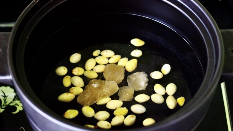 银杏冰糖酒酿鸡蛋羹,把银杏和冰糖都放入沙锅以后,用大火烧开后。