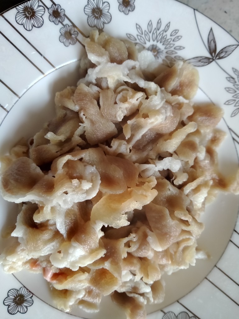 三丝羊肉卷,过好水的羊肉用冷水冲洗,装盘备用。