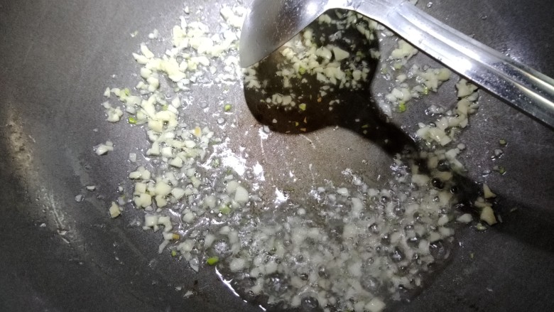 三丝羊肉卷,锅内少许色拉油,加入剁好的大蒜末,小火煸香。