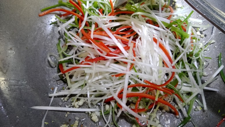 三丝羊肉卷,加入大葱丝,大葱叶丝,红椒丝,中火炒微软。