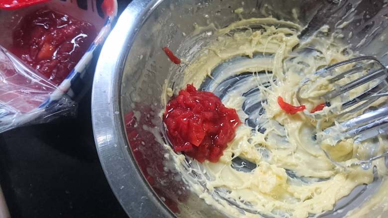 草莓小饼干,打发黄油,加入小勺草莓酱将黄油打发至粉红色