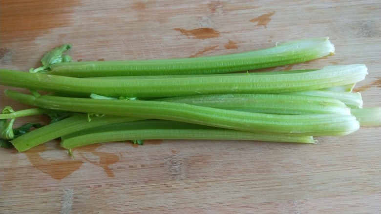 新文美食 素什锦,<a style='color:red;display:inline-block;' href='/shicai/ 125'>芹菜</a>两颗去叶,洗干净。