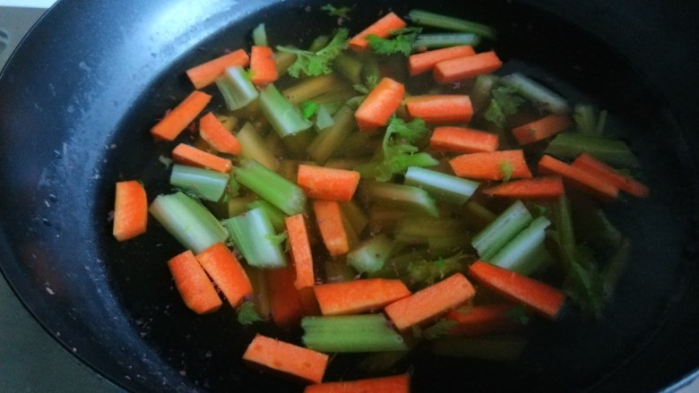 新文美食 素什锦,在把胡萝卜芹菜倒入锅中烫一下捞出来。
