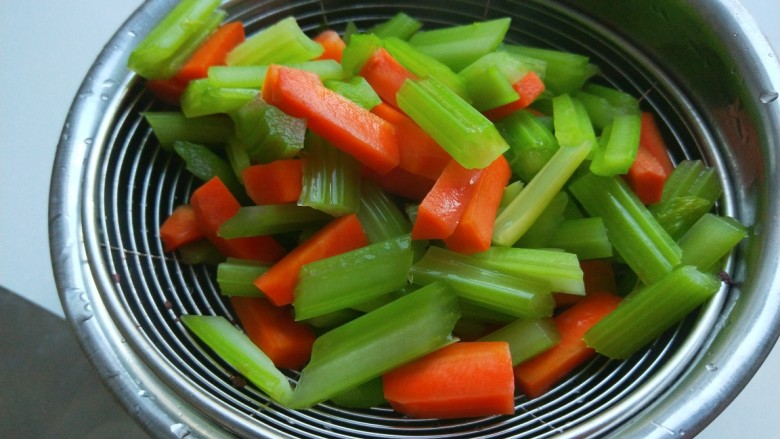 新文美食 素什锦,捞出来的胡萝卜芹菜过凉水