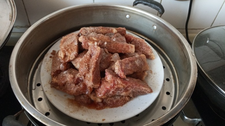 粉蒸排骨,上蒸锅蒸1小时,喜欢吃软糯的可以蒸久一点