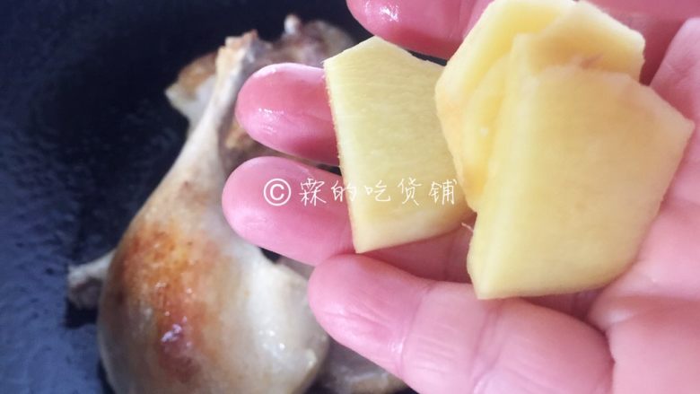 橙香鸭腿,全部煎完,放入姜片