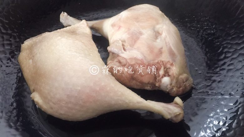 橙香鸭腿,起油锅,把鸭腿煎一下,二面都要煎