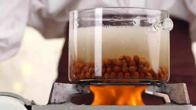 网红脏脏茶,清水煮沸,倒入珍珠粉圆