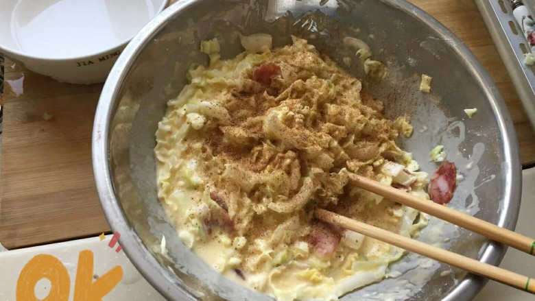 中式pizza--香肠卷心菜蛋饼,卷心菜,香肠全部放入面糊中拌拌放点椒盐。