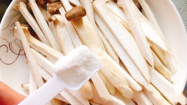 杏鲍菇吃出肉的味道-椒盐杏鲍菇,撒入1勺盐,搅拌均匀后腌制20分钟。