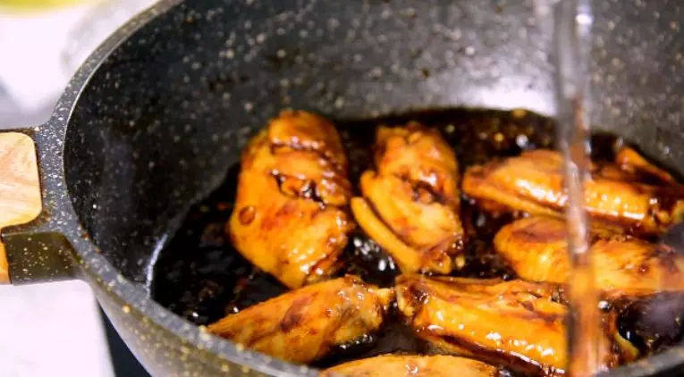 蜜汁鸡翅的家常做法,香嫩口感,抵不住的美味诱惑,加入清水,关盖中火煮10分钟