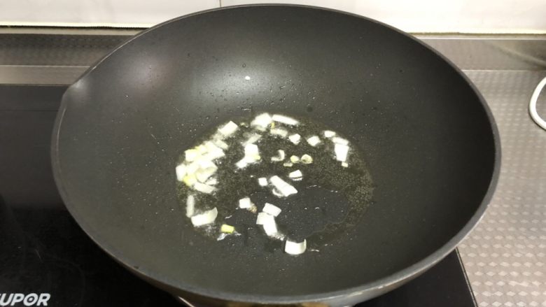 老干妈鸡丁炒饭,起锅热油,下葱花炒香
