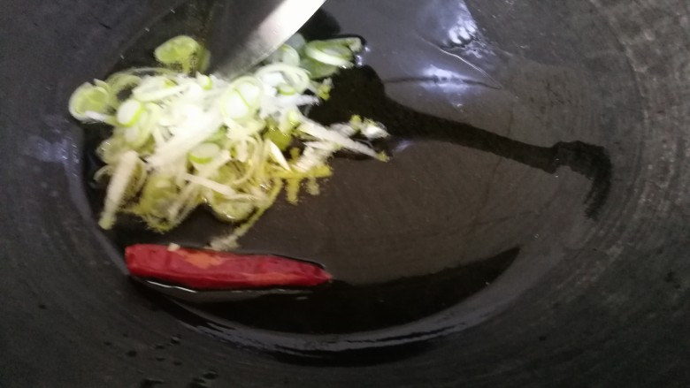 家常肉炖干豆腐,锅烧热放油,放葱花,小红椒炸锅煸炒几下。