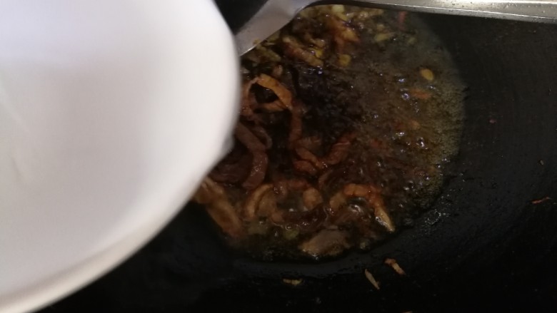 家常肉炖干豆腐,接着天2碗水,