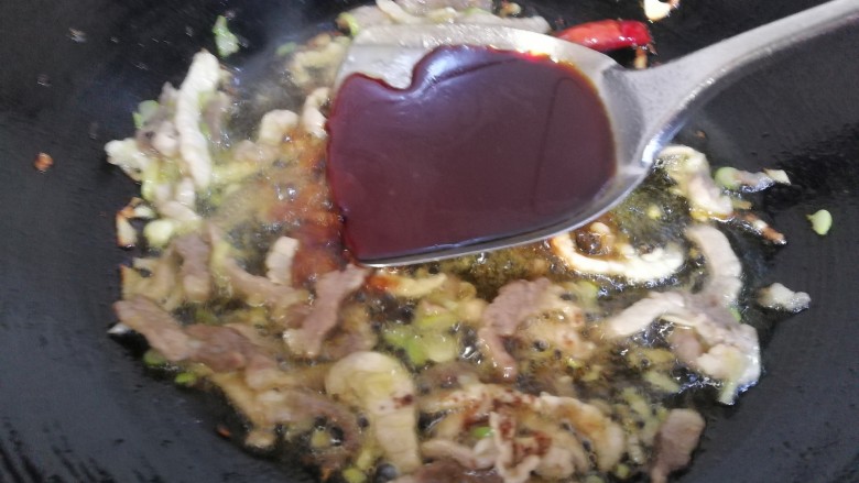 家常肉炖干豆腐,放适量的<a style='color:red;display:inline-block;' href='/shicai/ 692'>酱油</a>,增加色香味。