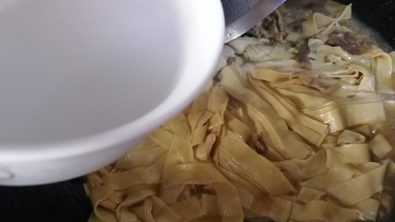家常肉炖干豆腐,待汤汁收干,淋上淀粉水勾芡即可。