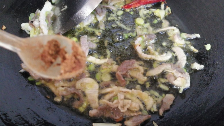家常肉炖干豆腐,肉条微熟,放入半小勺13香。