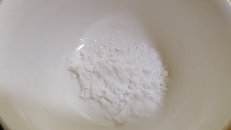家常肉炖干豆腐,在碗里加入一勺淀粉,添半碗水拌匀。