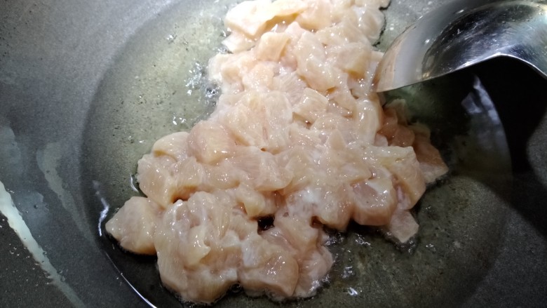 宫保鸡丁,锅烧热,多放点色拉油。把鸡丁放入,中小火滑油下。