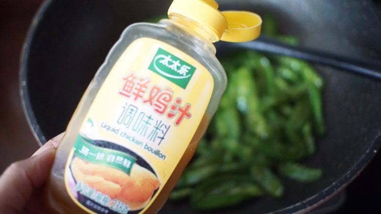 鲜肉趴荷兰豆,最后加入盐和鲜贝露等调味料起锅,趴入炒好的瘦肉即可
