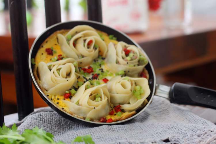 玫瑰花抱蛋煎饺