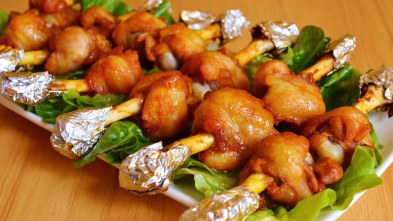 棒棒糖烤鸡翅根(新奥尔良口味),摆盘即可。