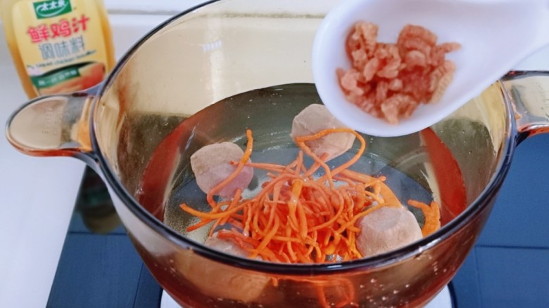 冬季暖身滋补~虫草牛肉丸子汤,再加入泡好的小开洋。