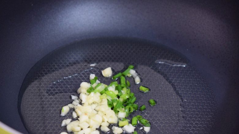 素炒腐竹,锅中倒入适量的食用油烧热,放入蒜末和葱花炒出香味