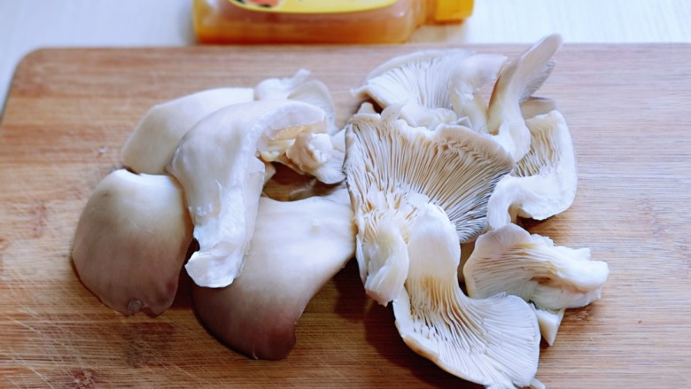 比肉还好吃的鸡汁炒平菇,<a style='color:red;display:inline-block;' href='/shicai/ 231'>平菇</a>去根,再撕成小块。(手撕即可)