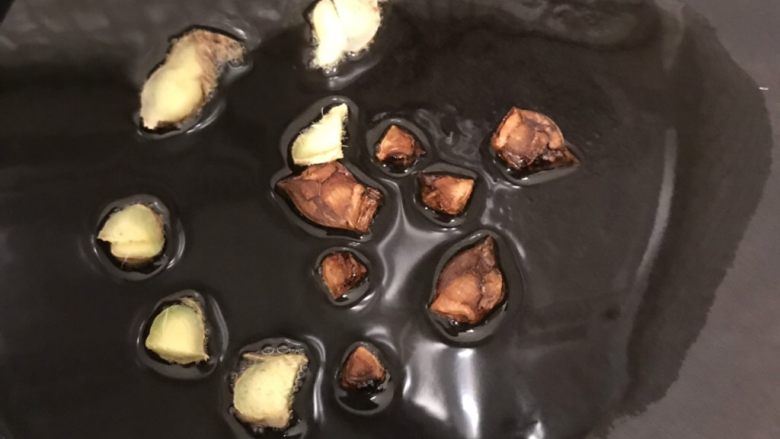 素烧白萝卜,到油,油热后放入姜和大料,煸出香味
