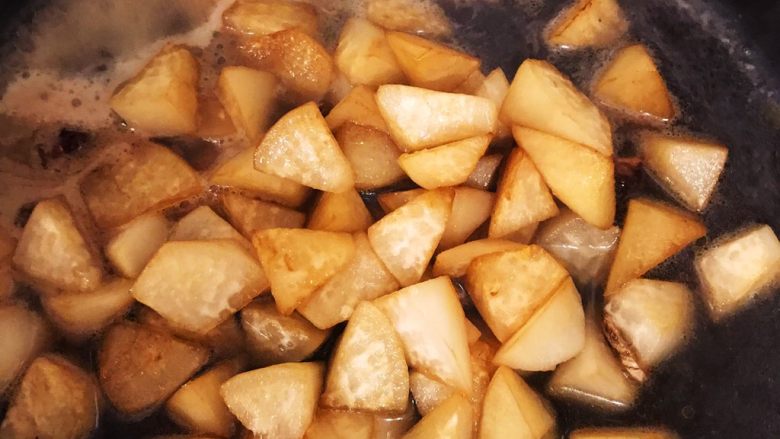 素烧白萝卜,加一点生抽,快炒,让萝卜颜色均匀后,加入水