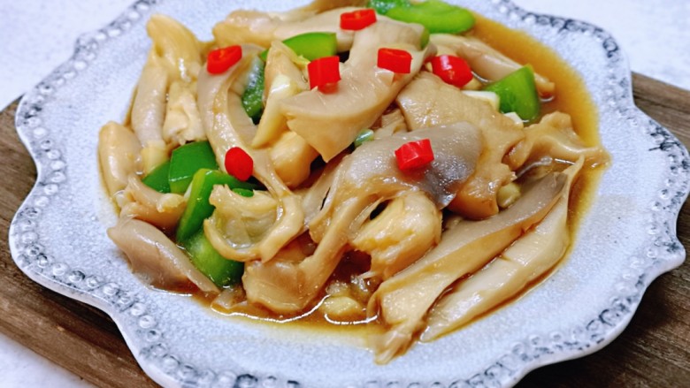比肉还好吃的鸡汁炒平菇,近看,真的太好吃了。