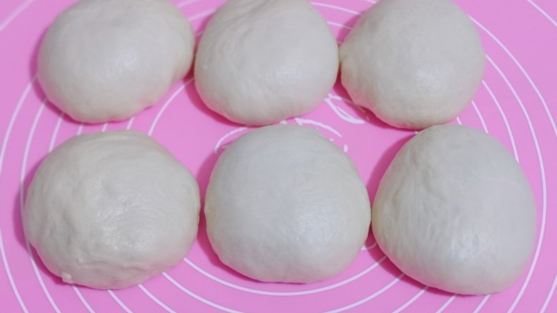 波兰种蔓越莓吐司面包,发酵好的面团分成6等份。,盖上保鲜膜松弛20分钟。