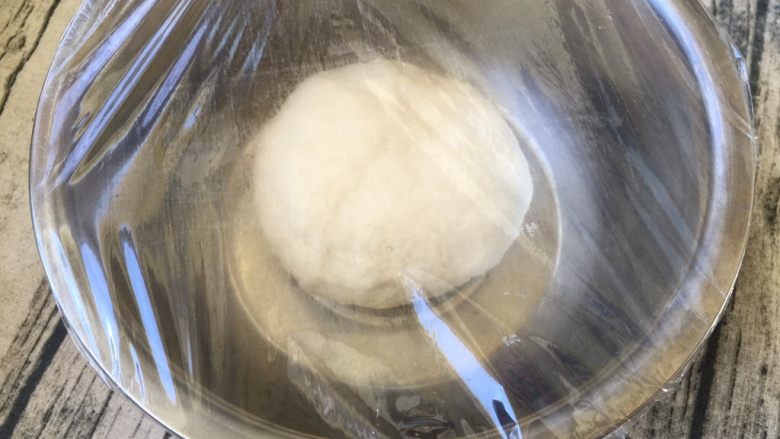 蔓越梅吐司,揉匀后室温发酵至2.5倍大(或者冰箱发酵16-17个小时后取出继续发酵至2.5倍大)