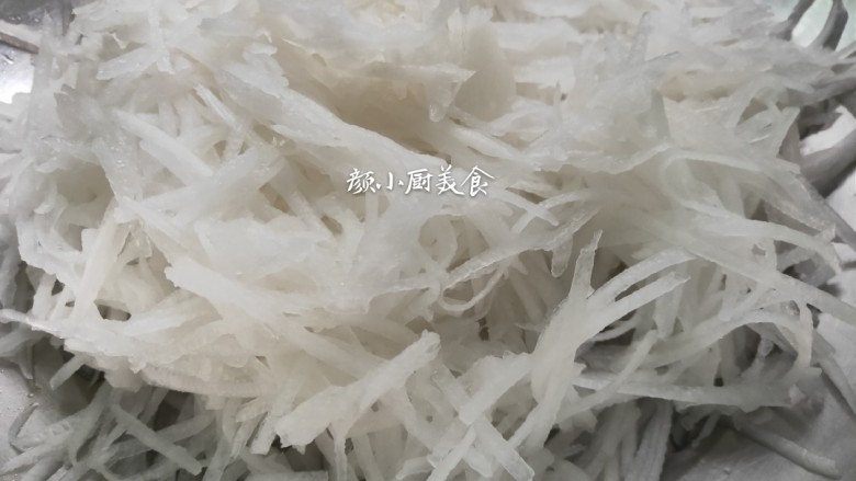 萝卜糕,萝卜洗净去皮,擦成丝。
