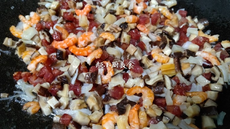 萝卜糕,锅中倒入少许食用油烧热,把香菇、腊肠、虾仁、干贝炒出香味盛出。