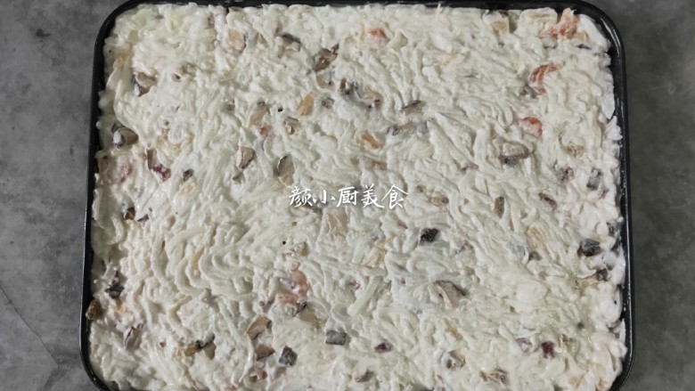 萝卜糕,托盘内刷上一层油,把调好的米糊倒入托盘内压实。