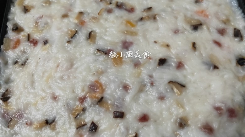 萝卜糕,上锅隔水蒸10分钟,蒸好取出凉透,脱模切成小块。