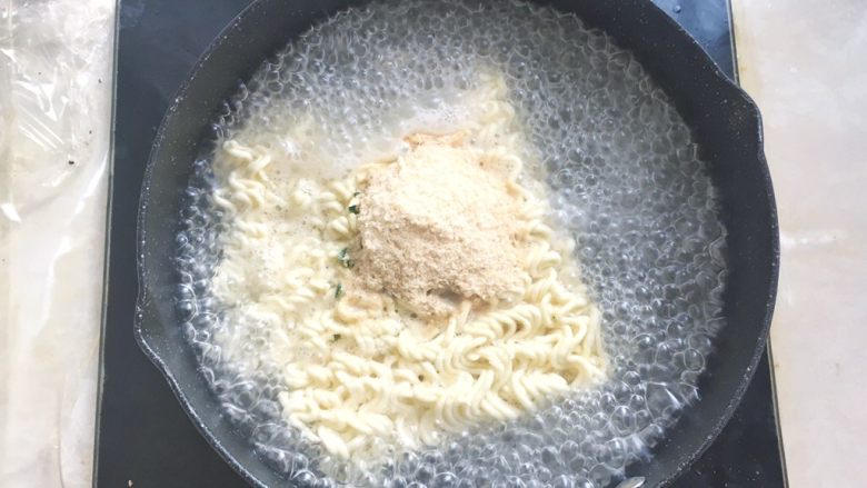 海鲜焗面,加入方便面的调料包,小火煮3、4分钟