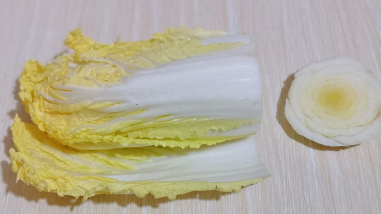 冬季暖身滋补~虫草牛肉丸子汤,小娃娃菜去根,洗干净淋干水分备用。