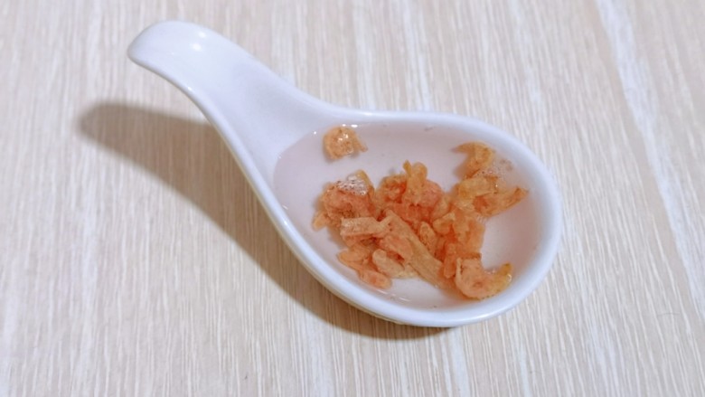 冬季暖身滋补~虫草牛肉丸子汤,开洋用纯净水冲洗一遍,再用冷水泡5分钟。