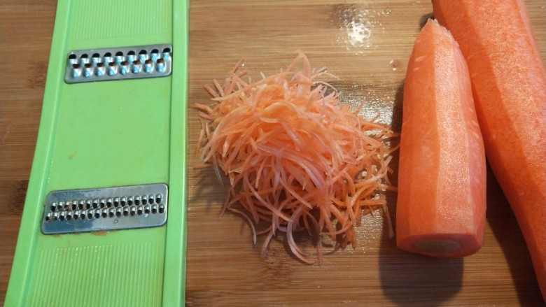 新文美食 羊肉胡萝卜饺子,<a style='color:red;display:inline-block;' href='/shicai/ 25'>胡萝卜</a>去皮洗干擦丝。