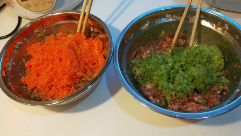 新文美食 羊肉胡萝卜饺子,做做的是两种馅料。胡萝卜碎放入盆中,一个猪肉芹菜的。