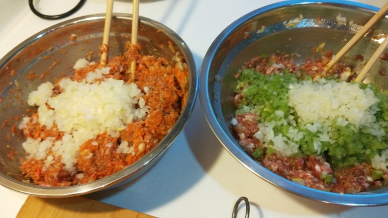 新文美食 羊肉胡萝卜饺子,加入剁碎的洋葱末。