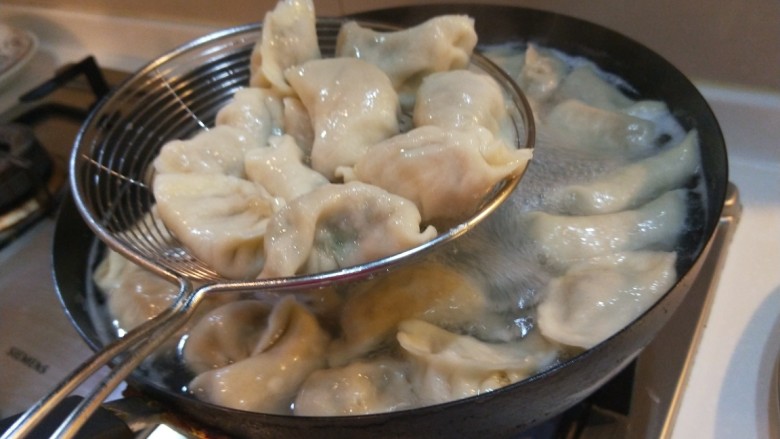 新文美食 羊肉胡萝卜饺子,捞饺子出锅了