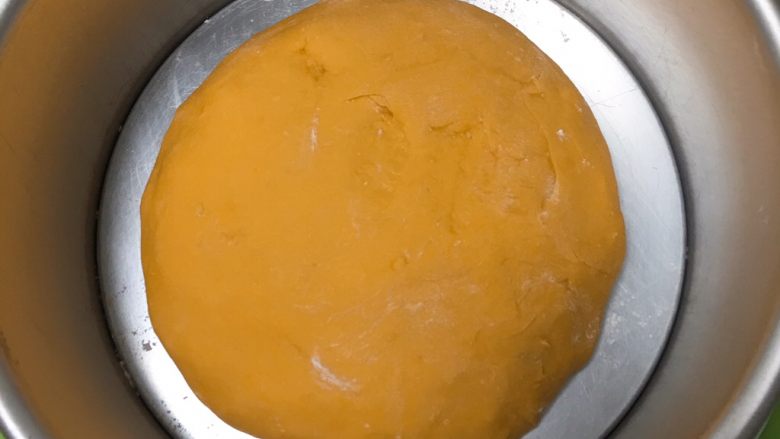南瓜喜饼+芝麻核桃味,拿出整形,滚圆放入模具。