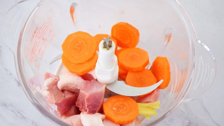 南瓜千层饼,把猪肉、胡萝卜、姜全放入料理机中,启动料理机打成末备用