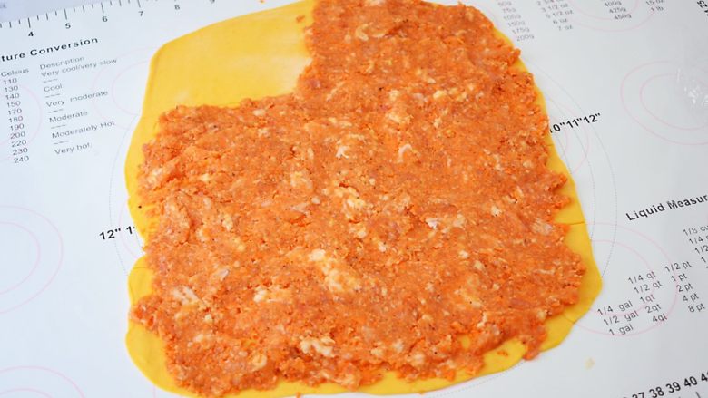 南瓜千层饼,再均匀的铺上肉末,最上面的留一块不铺肉末